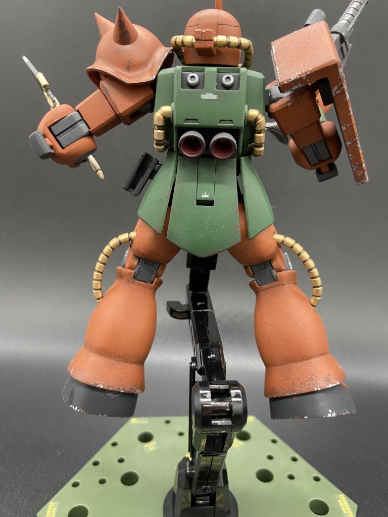 パーツが余っていたのでランドセルと手の部分はリバイブ版ザクのものを使ってます。