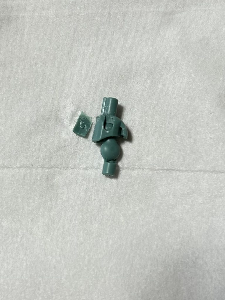 袖の関節部を切り落として腕に