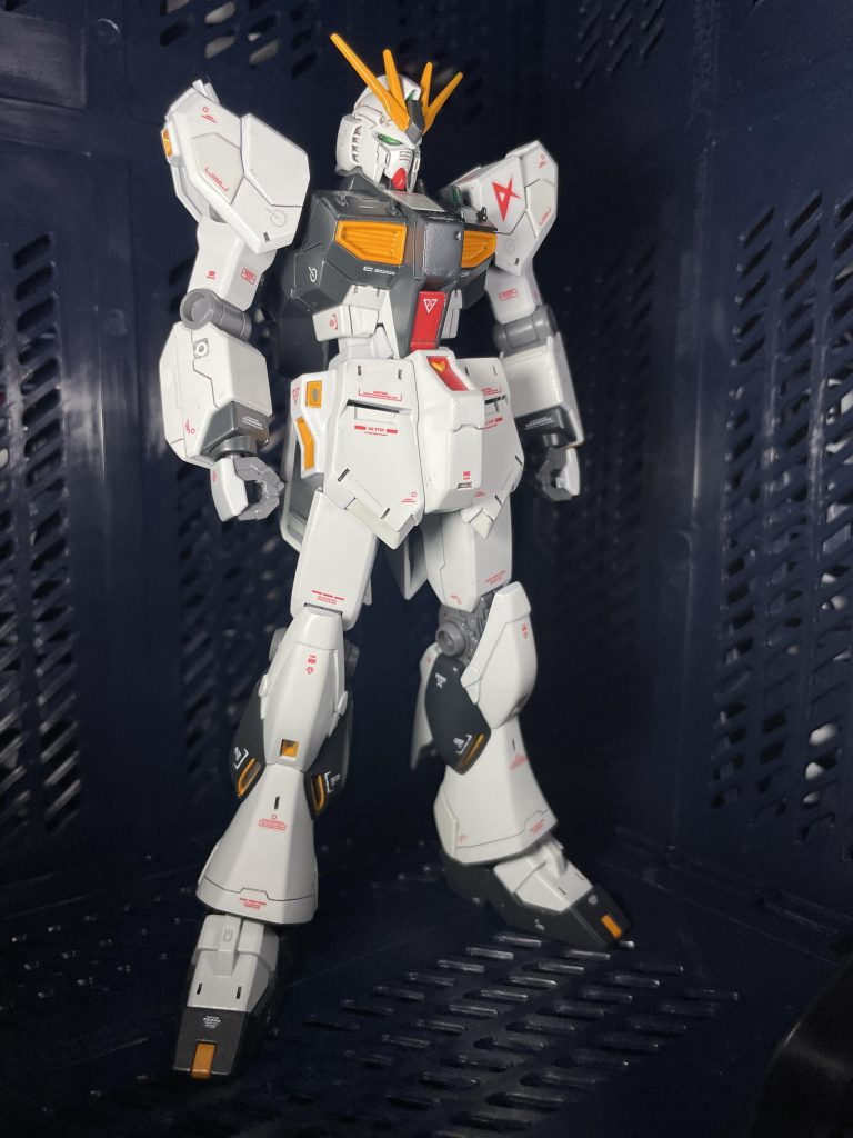 お酒の席で「みんなでEG νを作って見せ合いっこしよう!」となりまして、作ったのが本作になります。プロポーションは基本触らず、各部分の情報量アップを目指しました。