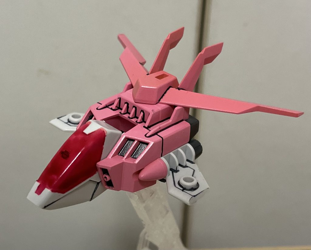 リアル形態時の羽根可動を優先して、コアファイターの垂直翼をカット! 結果、ファイターとしての性能は大幅低下!んで、カットしたのはいいんですが、羽根の取り付けを、『コアファイターの翼を展開して取り付ける』→『翼を展開しないで取り付ける』に変えたので、可動域という意味ではカットした意味は無くなってしまいました、、