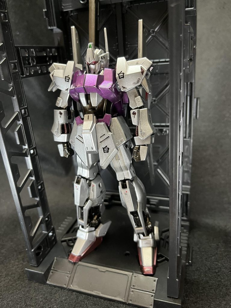 百から一を取ると白。というところから、白銀で塗装すると面白いかと思いやってみました。デカールも加工して「白」にしてます。目のクリアパーツはクリアレッドを1回塗っています。光の加減で赤くなります。