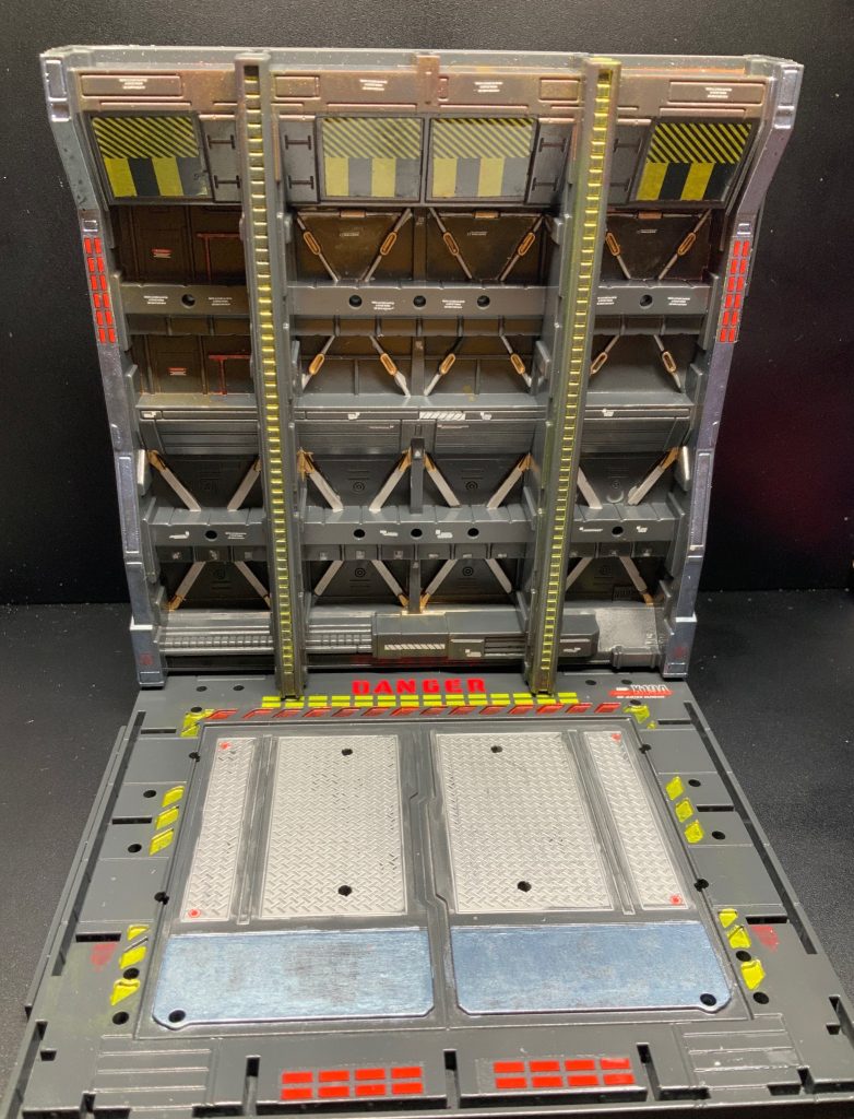 まず基本ベースを塗り分け、水転写デカール処理
