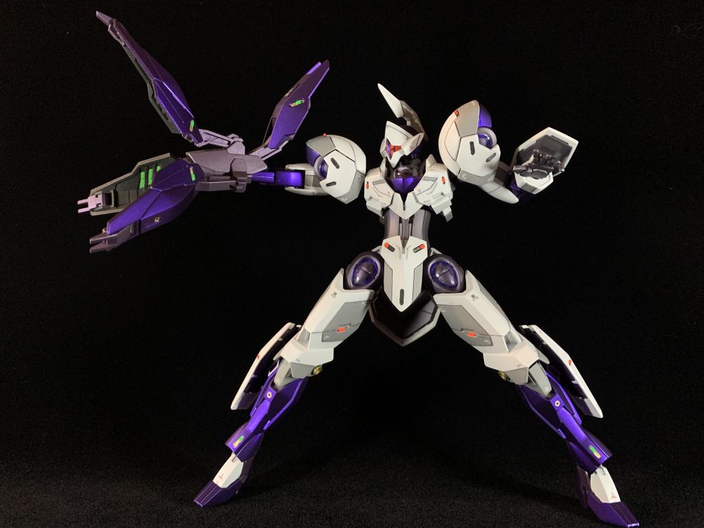 ウェポンの中の蛍光グリーンを綺麗に塗装できなかったのが心残り。内部をエアブラシで蛍光に塗って、付属のシールでマスキング。その後に黒で塗りつぶして塗装しました。水性は塗膜が弱いみたいで、塗装ハゲが起きてリカバリーしてると汚くなってしまった。。いつかリベンジ。