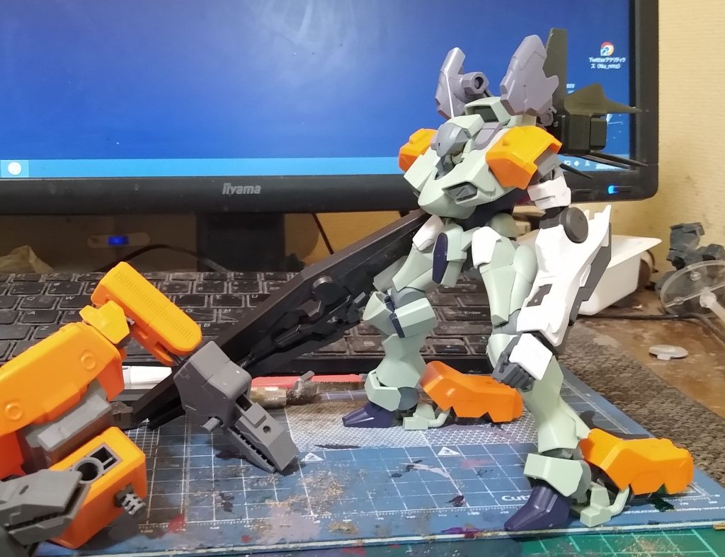 AC的な改造が流行っているようでしたので、あえてなで肩を強調しようと思い肩を探していたのですが適当なものがなくハロローダーの脚をつかいました。ついでにランドスピナー的なものを追加しようとしましたが、力尽きて今回はなしです。