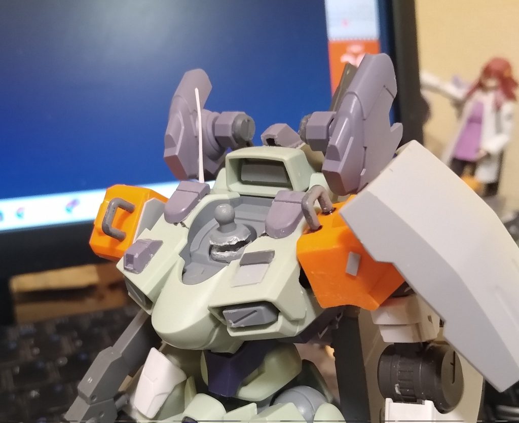 バックパック、ディテールアップにルブリスを使いました。バンダイのコンテストに出そうと思い、この後プラ板ディテールを削除しました。肩のフック的なものはサンボルザクのバックパックから切り取ったので全部ガンプラ製です。首はちょっと延長してしっかり顔が出るようにしました。