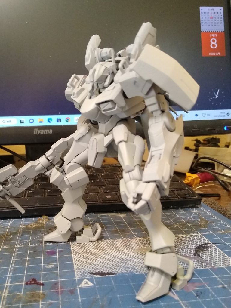 腰を延長してサフを吹いてみたのですが、一番最初のこれいいなって感じがなくなってしまった気がしたのでこの後・バックパックをミラソウル社製に変更してチュチュデミトレシールドを右肩へ移動・脇が開いてたので締めました。・腰の長さをちょっと短く変更