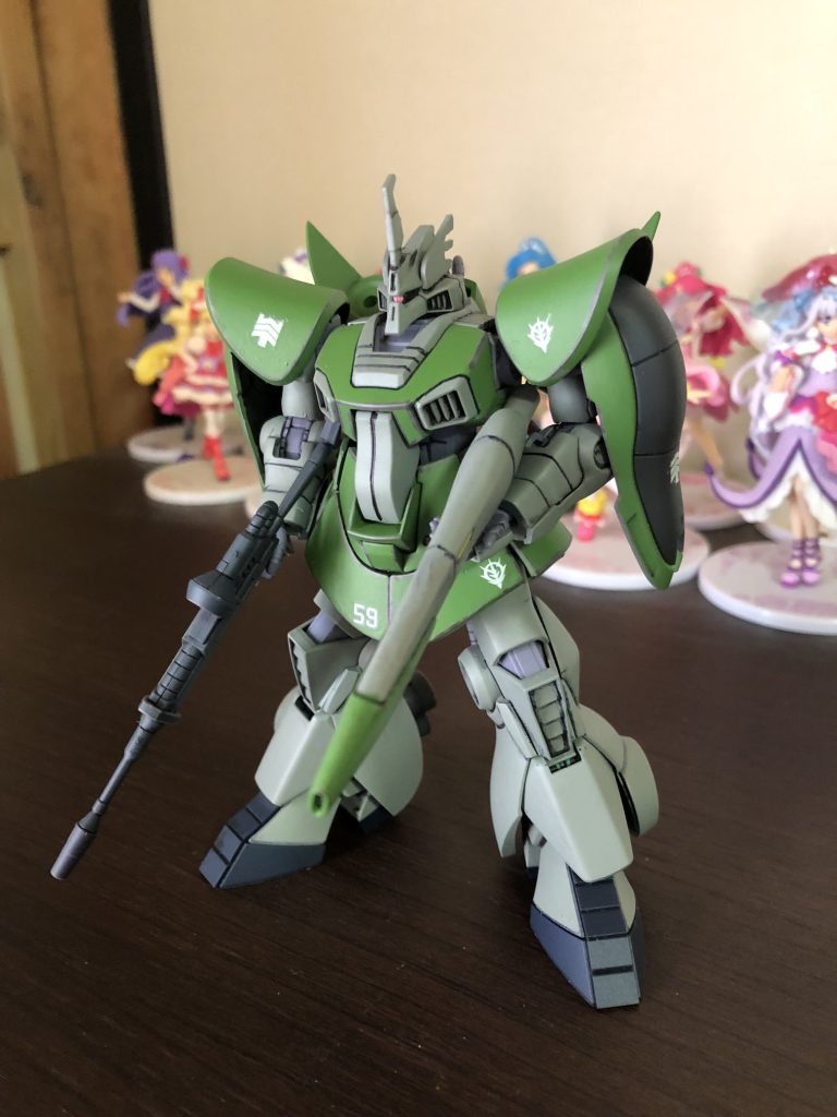 「チャイカ」・・・ご存じの通り、当時「コミックボンボン」近藤和久氏のマンガに登場したMSです。アニメでのアクシズのMS「ガザC」に相当するMSです。ゲルググを思わせるデザインは確かにアムロ専用機というよりはジオンの血を引くMSとしてアクシズ側にふさわしいデザインとも言えます。