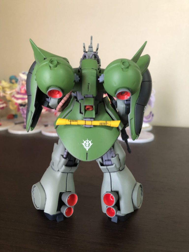 バックショット。ディジェとは結構ディテールが違います。前述の「ある理由」。まぁ大したことではないのですが、いい流用パーツが今まで見つからなかったことです。最初はディジェ→チャイカは「両肩を左右対称にすれば楽勝(*´ω`*)」とタカをくくっていたのですが、背中の丸いスラスターになかなかいい流用パーツがなくて。そうこうしているうちに「おお、「水星の魔女」シリーズの「ベギルベウ」のノンキネティックポッドが使えるじゃん!」と気が付き、ディテールを追加し使用しました。フィンパーツはプラ板、スラスターは本来はベクタードタイプのシャッターなのですが、実力不足に付き(笑)市販のバーニアを使用しました。もっともベギルベウのパーツは部品注文しようとしたら全パーツ品切れなのには笑ってしまいましたが・・・