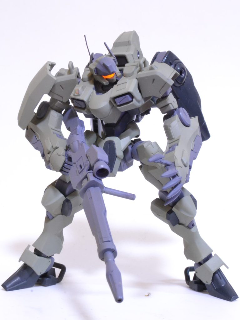 正面からもともとのなで肩シルエットを生かしたところがこだわりポイントです。