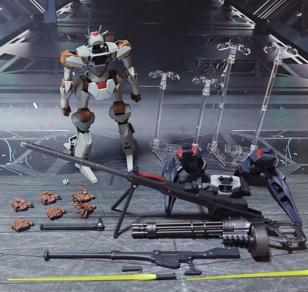 付属品一式。■塗装工程薄グレー：黒サフ→ロイヤルライトグレー→つや消しグレー：黒サフ→ニュートラルグレー→つや消し濃グレー：黒サフ→ファントムグレー→つや消し赤：グレーサフ→ダルレッド→つや消し関節等ブラウン：黒サフ→ライトブラウン→つや消しバックパック接続アーム、スラスター：黒サフ→ブライトガンメタル→つや消しツインアイ・頭部シェルユニット：黒サフ→シャインシルバー→クリアーレッド→光沢クリアパーツ：光沢その他部分塗装、墨入れ：ガンダムマーカー各種(つや消し前に実施)・ビームアルケビュース、コラキ　黒サフ→MSグレー連邦系→つや消し・ガトリングガン　メタリックグレー部：黒サフ→ブライトガンメタル→メタリックグレー→つや消し　ガンメタル部：黒サフ→ガンメタル→つや消し・バスターランチャー　本体黒：黒サフ→MSグレー連邦系→つや消し　砲身グレー：黒サフ→ブライトガンメタル→つや消し　チューブ赤：グレーサフ→ダルレッド→つや消し　バイポッド銀：黒サフ→シルバーリーフ→つや消し・ビームサーベル刃(クリアーイエロー成型のものを使用)：根本にMSホワイト→先端にメタリックイエロー→蛍光イエロー