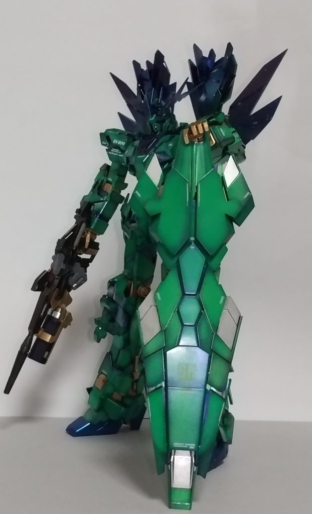 黒を残すように銀を吹いてからのクリア緑と蛍光緑と蛍光黄緑を混ぜて塗装。さらに上からパール紫でお化粧～♪