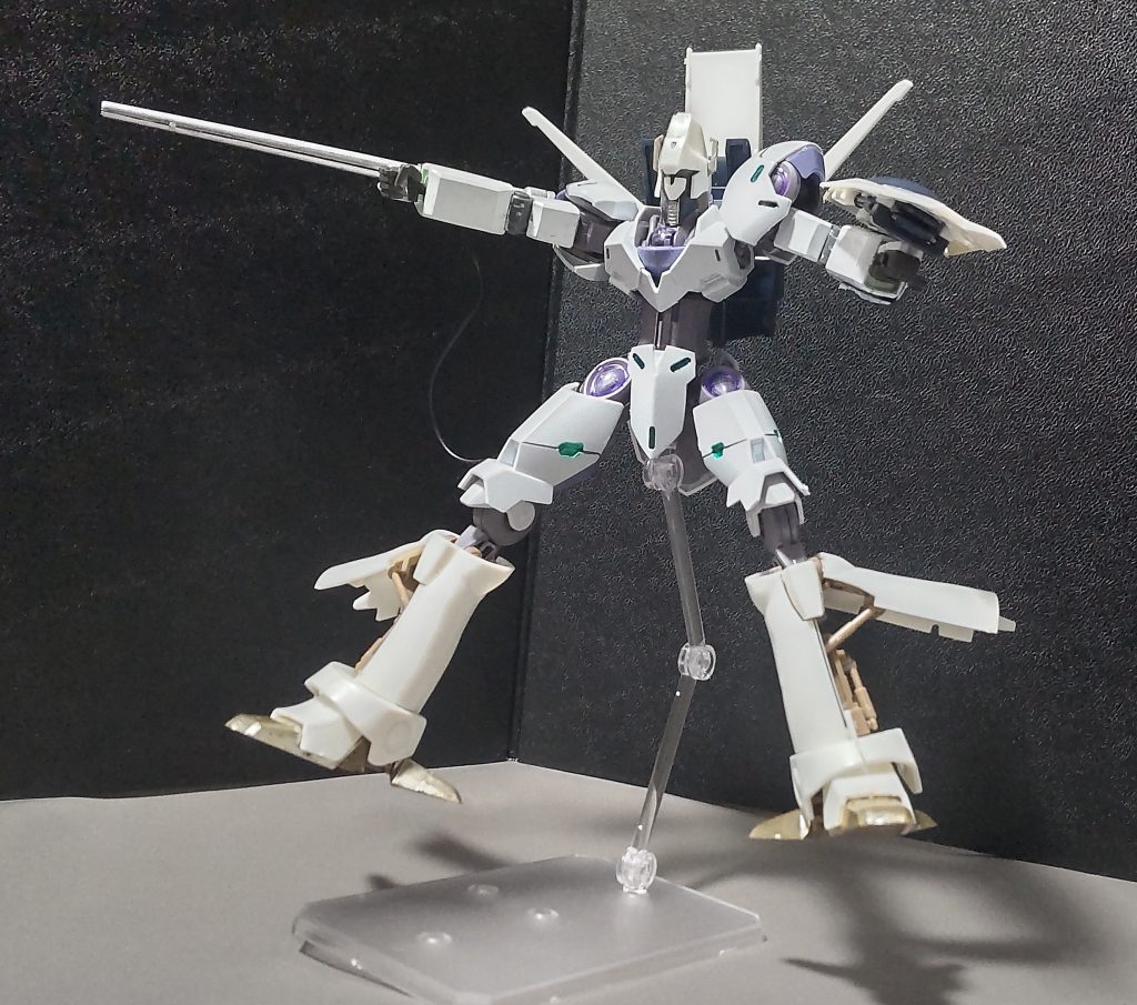 今回のエルガイムの脚部は旧HGのタイプなのでランダムスレートが展開できますので、ポージングに貢献してくれます。