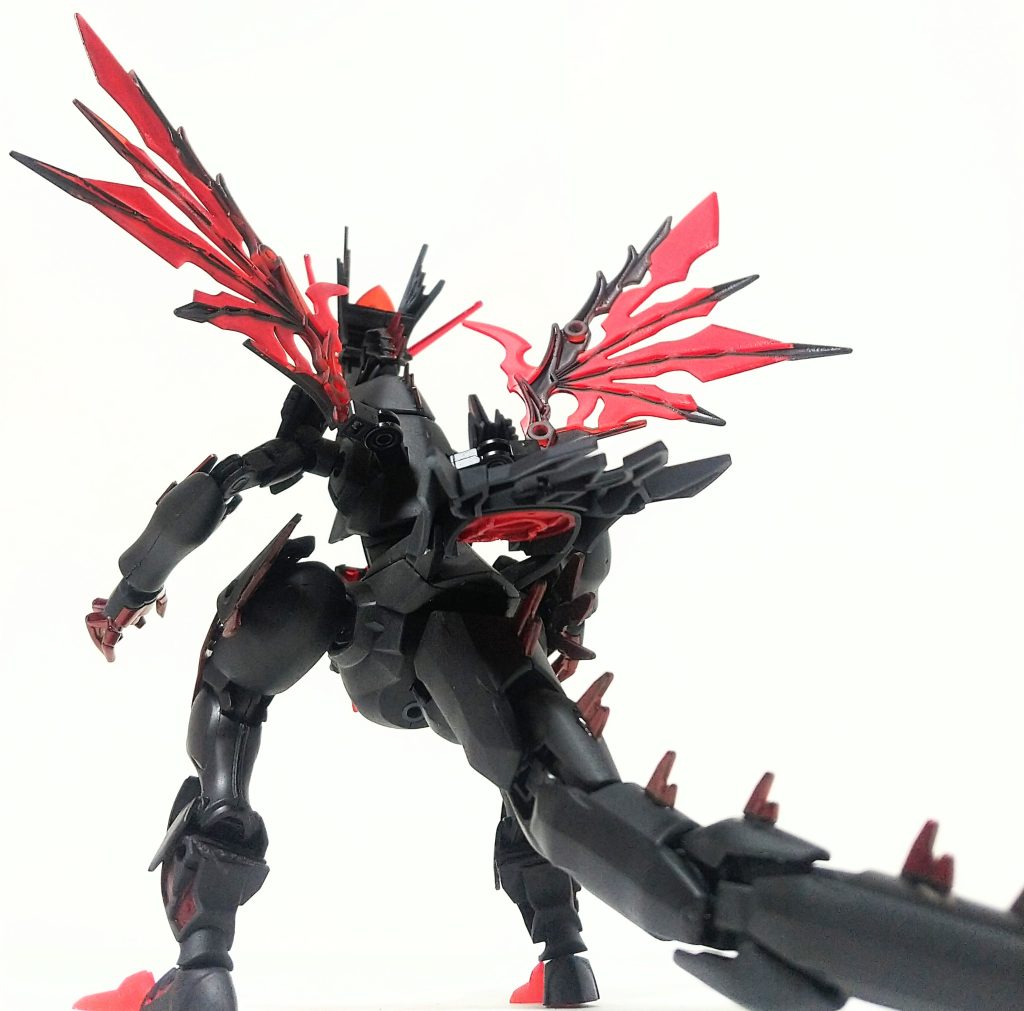 HGシャイングラスパードラゴンと同様、HGダナジンをベースにダークグラスパードラゴンの大体のパーツの接着、スプレー塗装を施しましたシャイングラスパードラゴンの時より良い出来だと思う