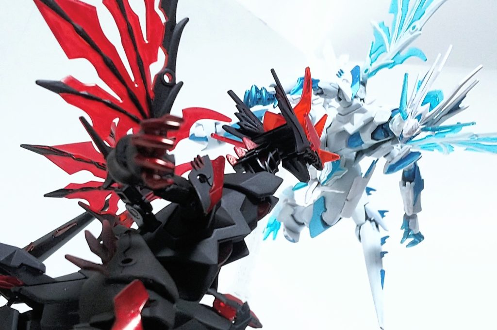 対峙するダークグラスパードラゴンとシャイングラスパードラゴン