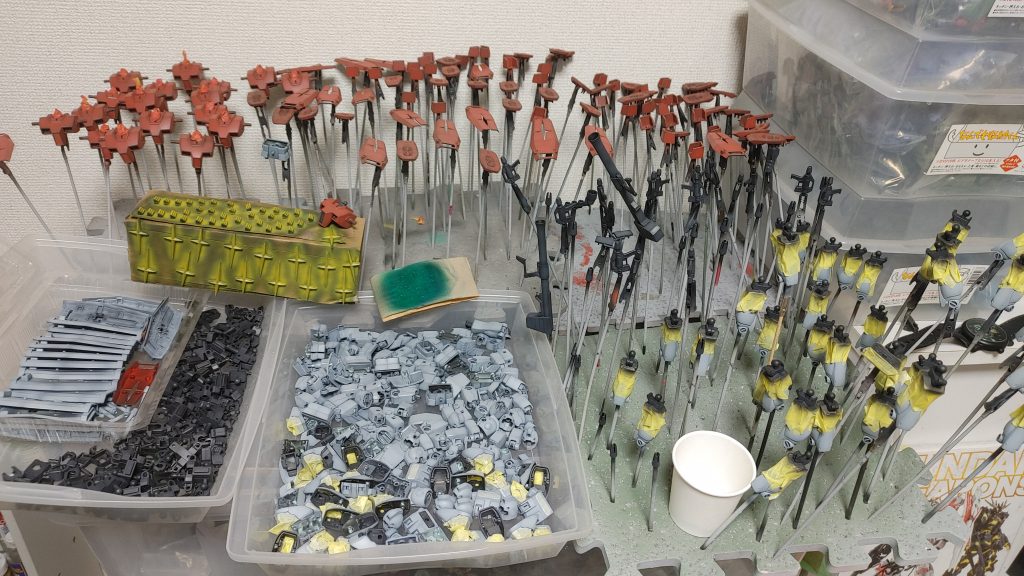 これはたぶん全ての塗装が終わった瞬間の様子!正直、過去にザク×70体まとめて塗装をしたので、その時に比べれば心穏やかでした。マスキングテープ貼るのはちょっと面倒でした!