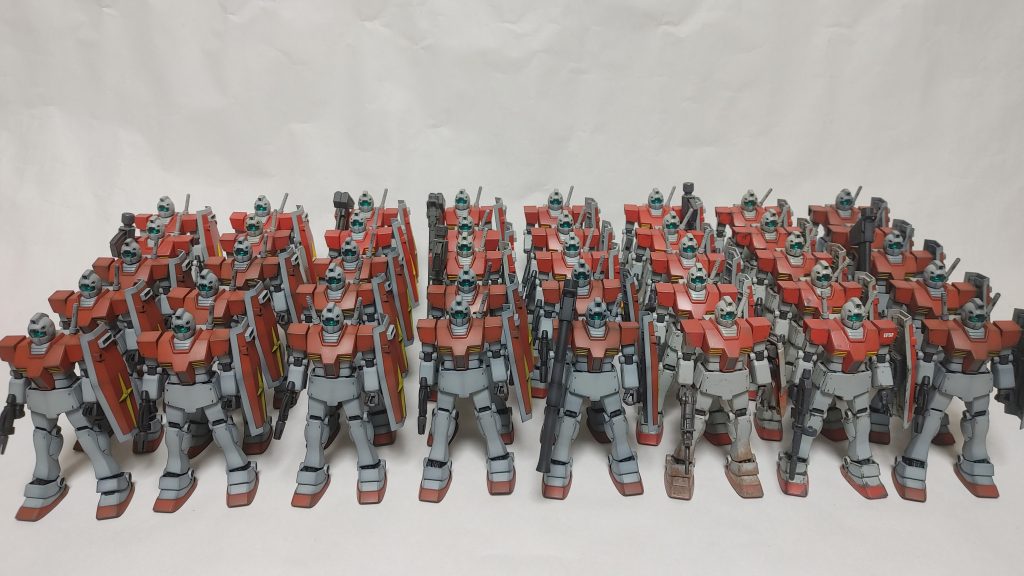 総勢40体のジム揃い踏み!潜入したジオン兵も爆弾の設置に相当時間がかかりますね。