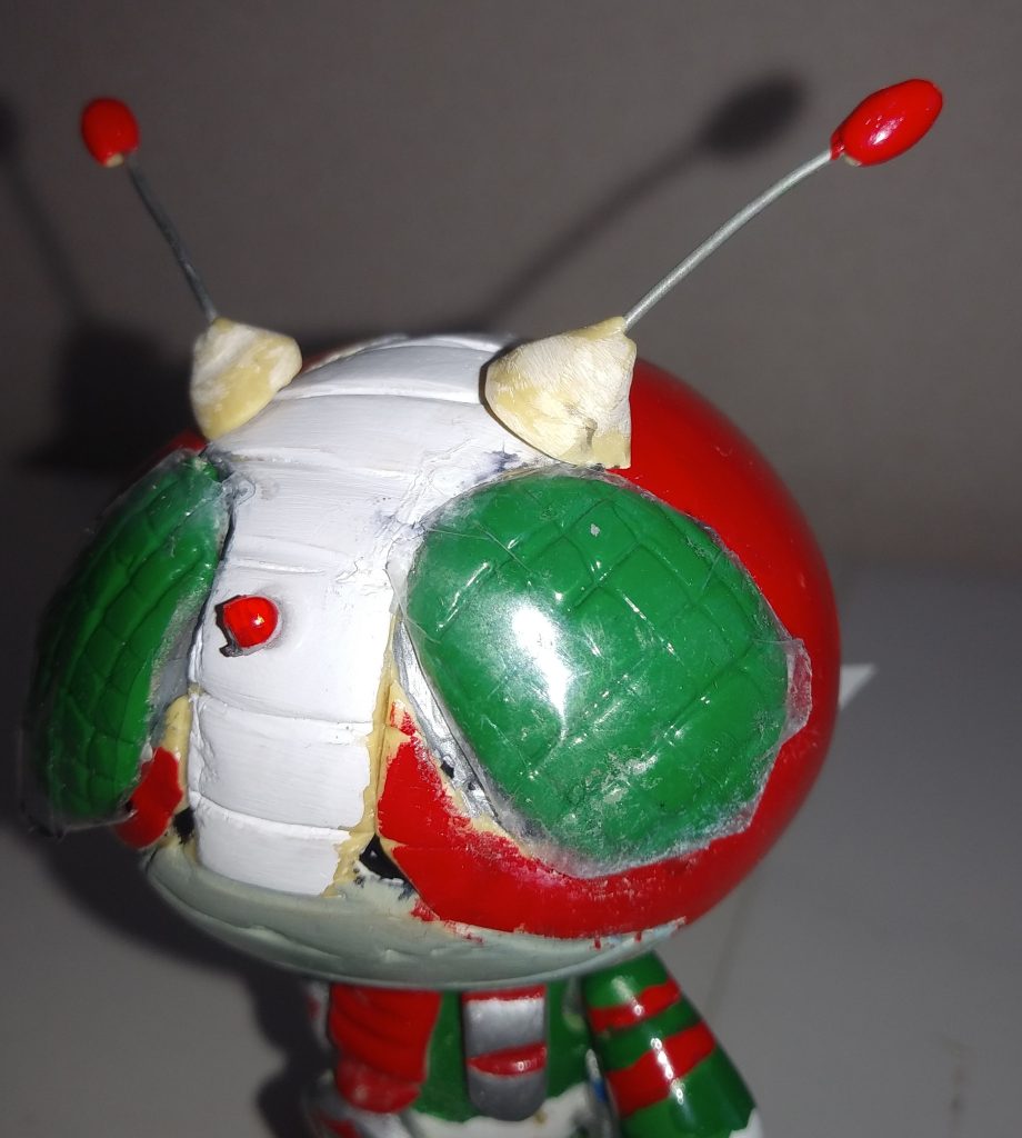 ♪(1番)赤い 赤~い赤い仮面のV3目は、エポキシ製で、その上にラップを被せて、ごまかし?真ん中のランプは、クリアパーツのランナーから。アンテナは針金。残り部分は、エポキシ。