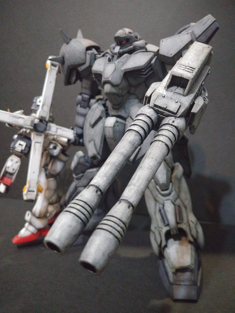 武装２　メッサーハンドガンあくまで護身用。いざと言うときだけ、懐から出して使用する二連装ハンドガン。弾も射出可能。