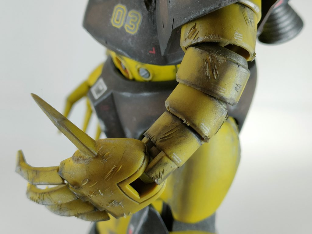 デザインナイフをえぐるように立てることで凸凹な傷表現に。腕の接続部もメタリックカラーに色変えることで情報量増やしました。