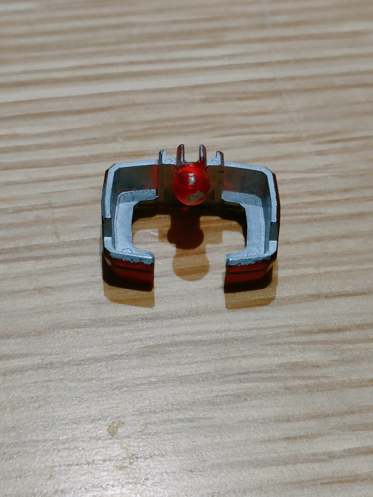 こんな感じで内部をシルバーで塗装してます。