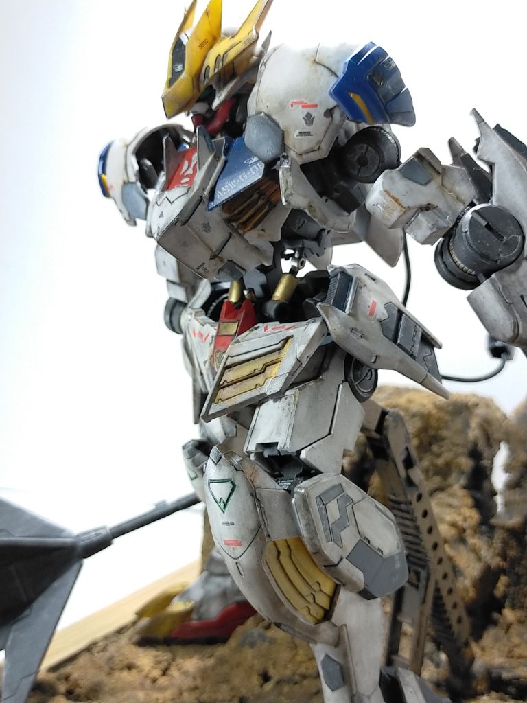 ボンドが乾いてからウエザリングカラーやパステルを使って着色。色を重ねてゆく事でグラデーションが出る様に気を付けながら筆塗。