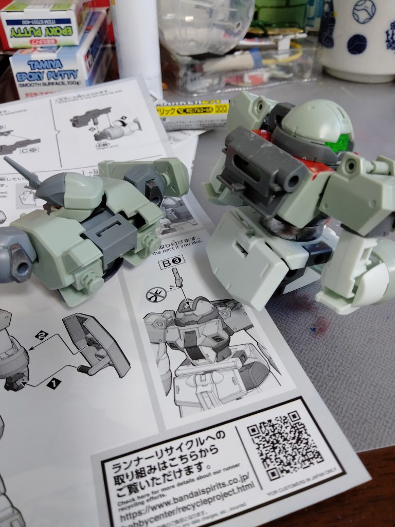 デミトレのランドセルの装着部分を残してザウォートも中のパーツを最低限に残して合体しやすいように工作してます。