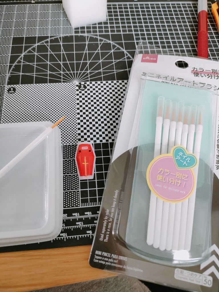 シールドの黄色部分はダイソーのネイル用の筆で振り分けました!!安いから使い捨てても良いので、オススメです🤗