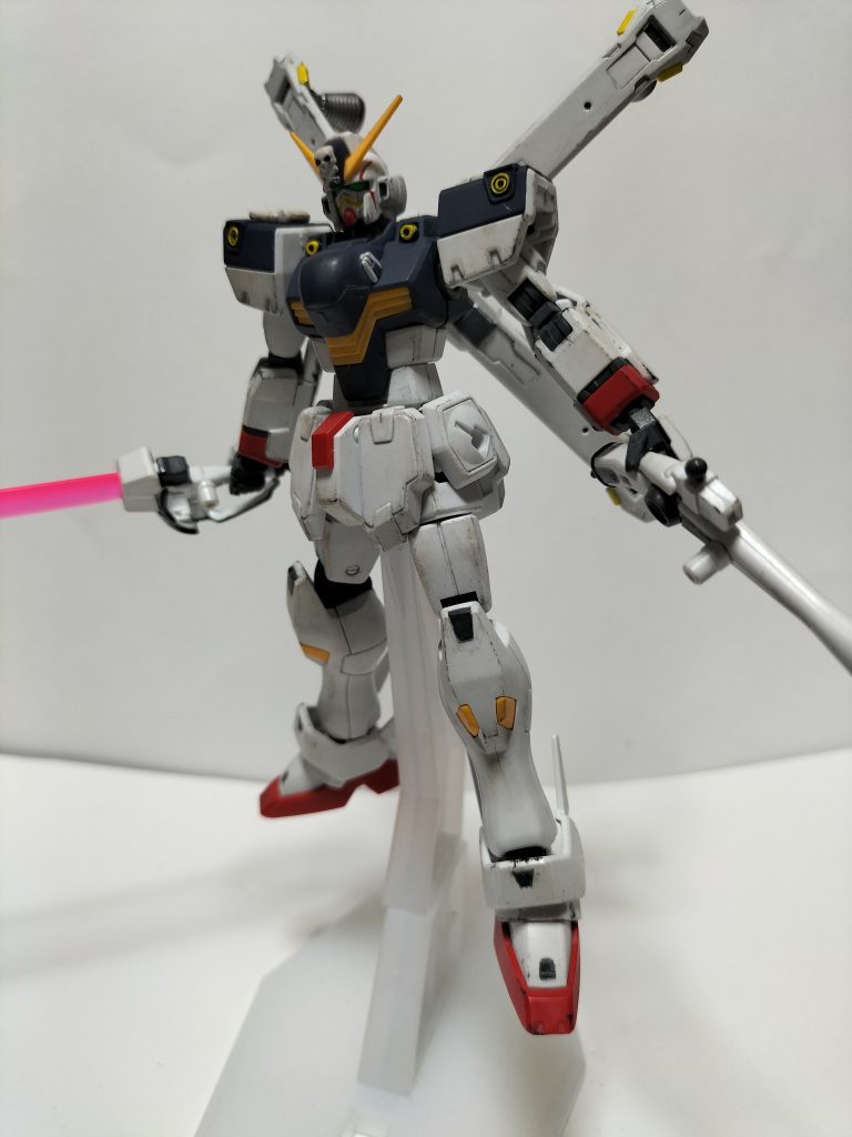 マントを外して。エナメルで墨入れやってるのですがやたら割ってます。画像では見えにくいですが左足の弁慶の泣き所に割れが…謎な所が割れます。