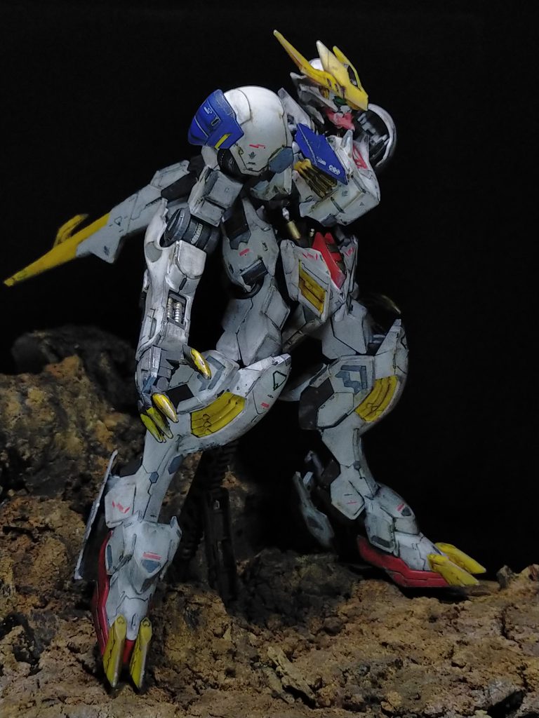 ただ、股関節の保持がイマイチだったので、アクションベースを使用していましたが、見ている内にジオラマの方がしっくりくると思う様になり、100円ショップを物色に行き、スケールも1/100と言う事もあり、ベースを大きめのA４判のフォトフレームで作成した為、大きめになってしまいましたが、アクションベースも埋め込んだまま作成。