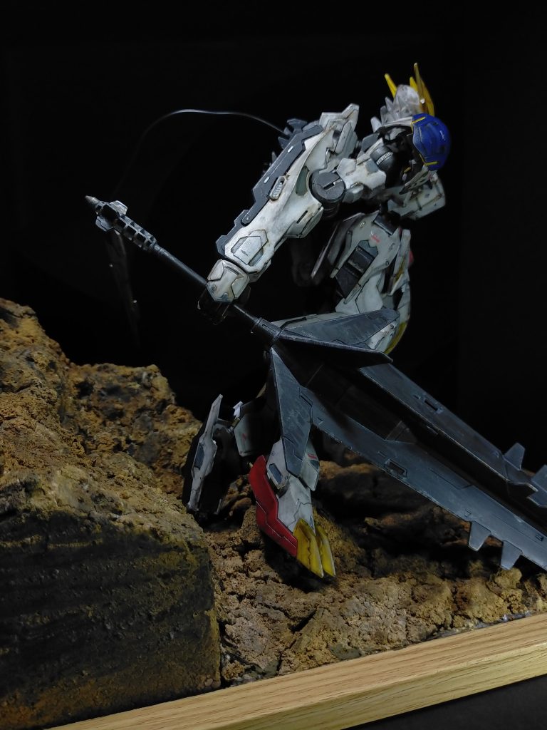 部分塗装については、アクセントとして塗装したグレーと、爪のゴールド位。その他は成型色です。