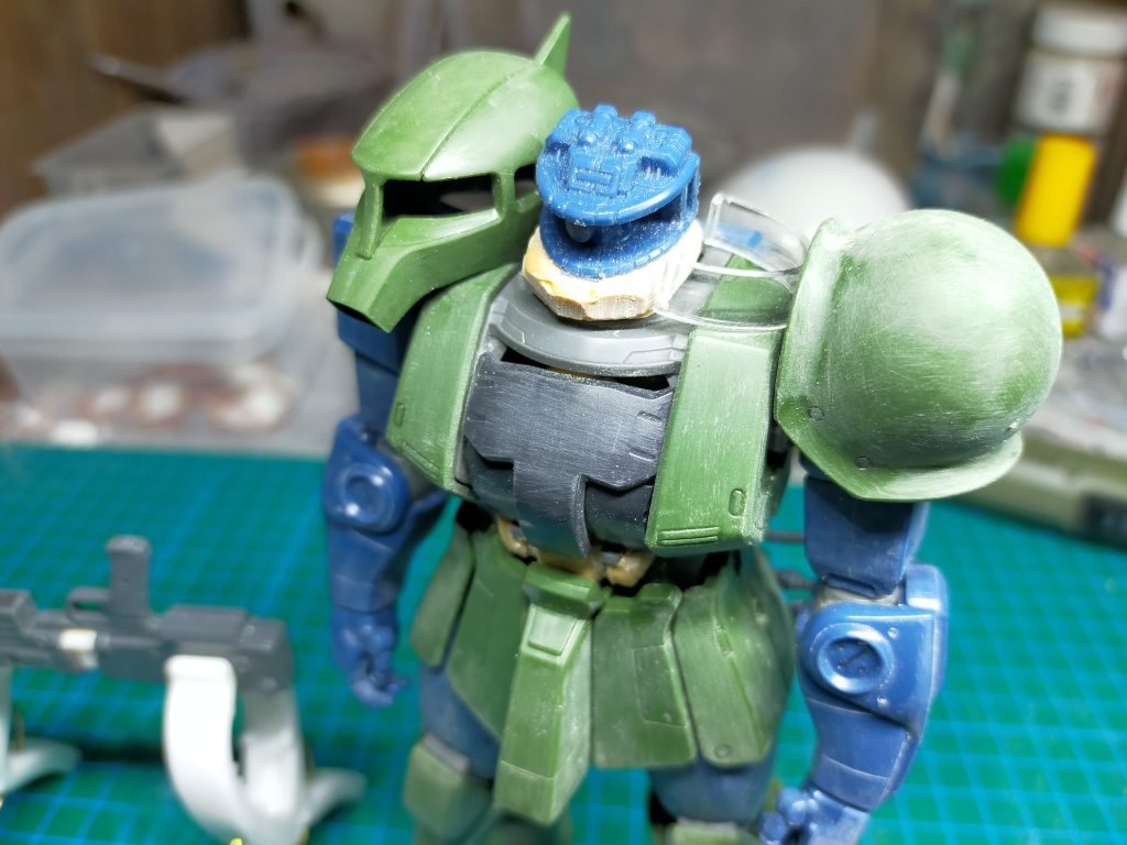 モノアイカバー(クリアパーツ)付けれるように無理矢理後ハメ加工、完成後気づきましたが、モノアイの可動ギミック削った為にカバー付けるとモノアイの移動が難儀になります、、、