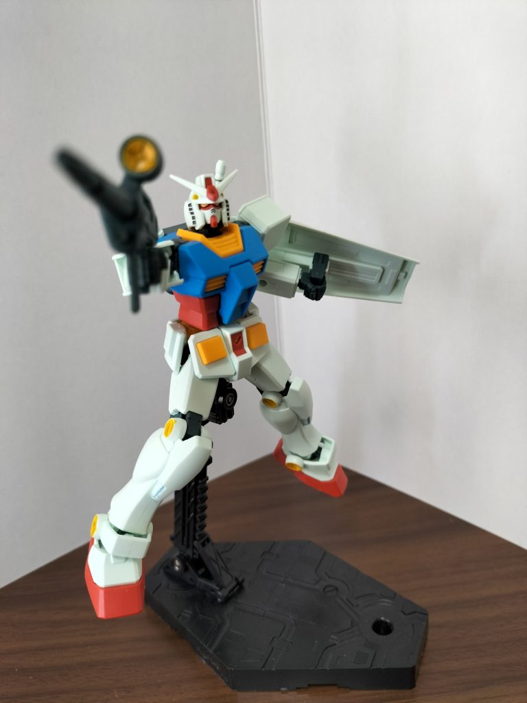 ガンプラ自体の色分けもすごくてスミ入れと細かいとこ塗ってつや消し吹くだけでかっこよく仕上がります(； ･`д･´)合わせ目も目立たないのがすごい(； ･`д･´)