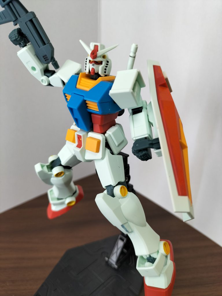 ガンダムはこれからも永遠に愛され続ける機体です(｀・ｖ・´)私もゲームの連邦対ジオンやガンダム戦記などで途方もないくらい使った愛機でもあります（*'∀'人）組み立てながら友達とゲーセンに学校終わり、時には学校サボってまで毎日行って沢山の強敵との戦いを思い出してました(*´ч`*)