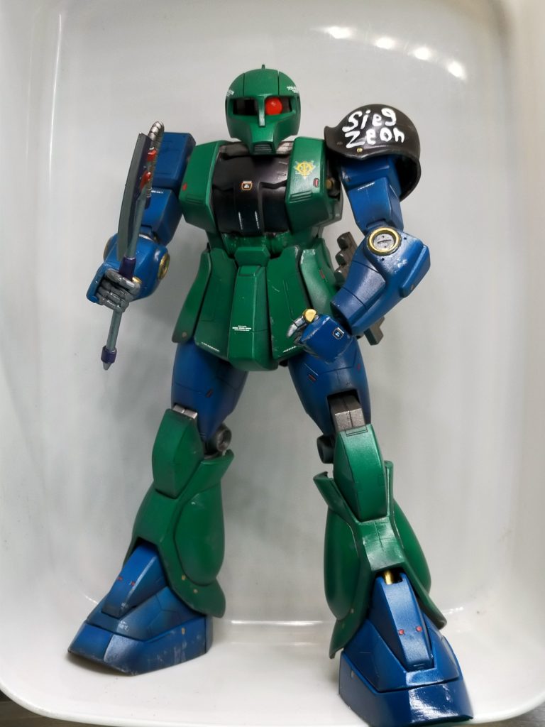 日数が限られてる状態での制作だったのでスジボリは元々のラインをなぞる程度、かわりに部分塗装で情報量を増やしました。