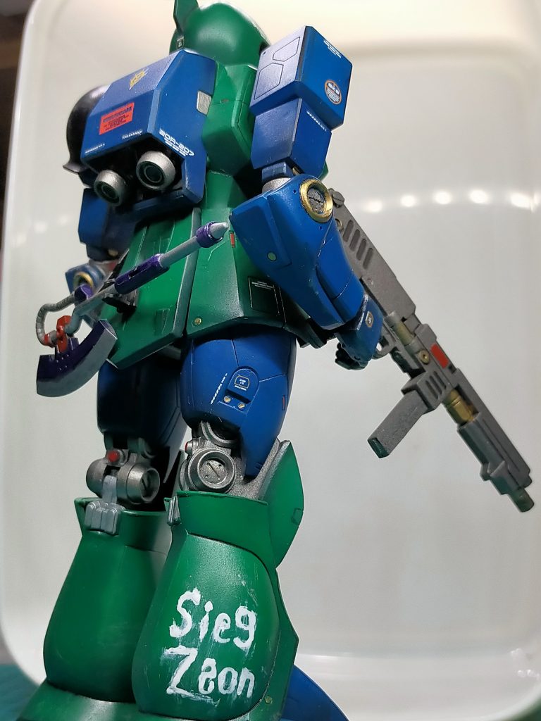 武装はドム用のマシンガンとヒートホーク、最低限の補給での出撃です。脚にもジークジオンを入れましたが、ペンキで書いたようにするのは難しいですね。