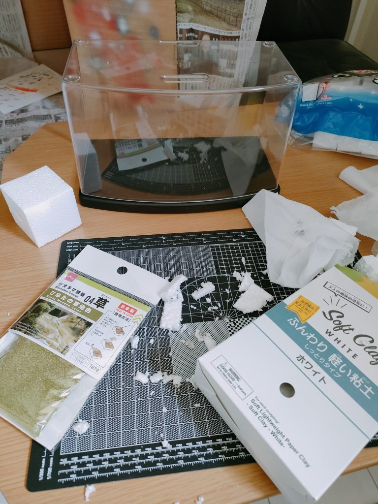使った材料です。ケース、草、発泡スチロール、ストーン、ねんどで税込み770円。マジでダイソーは神ですな🤗✨