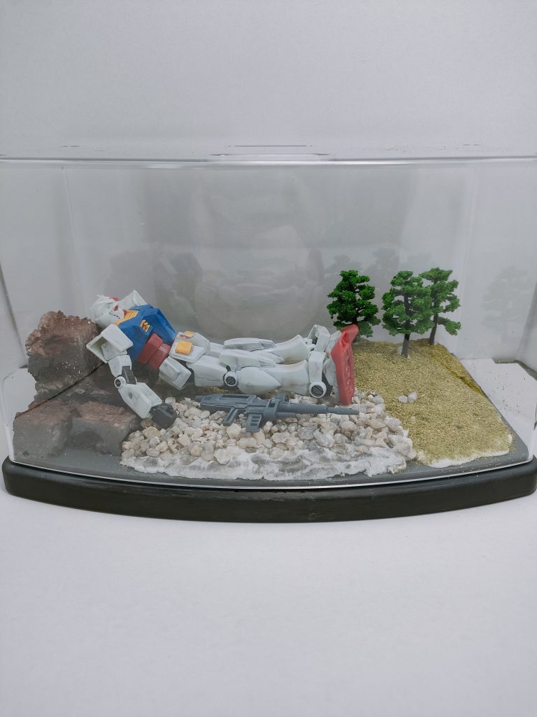 蓋あります。ダイソーで税込み330円!!ちなみちガンダムを立たせると、蓋と干渉してしまう😅たしかこのケースの高さは12.5㌢。間違ってたらスイマセン🥹