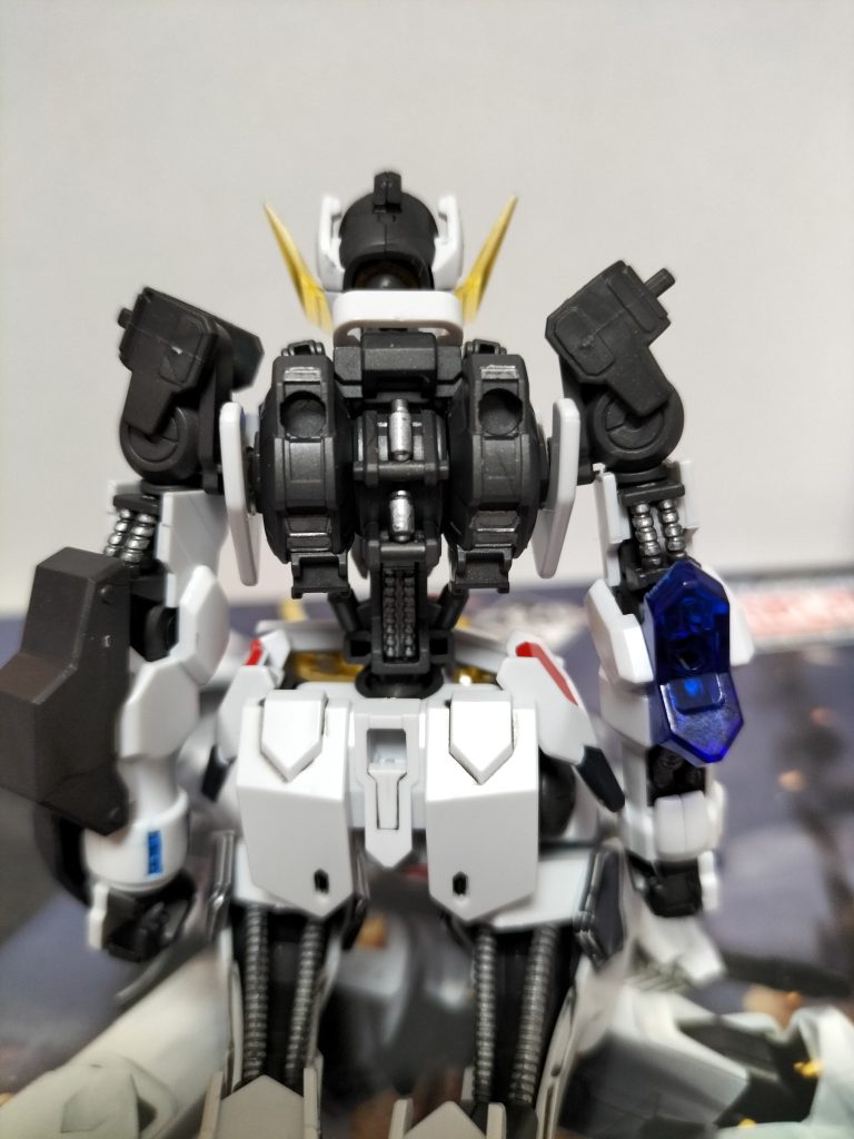 まるで脊椎のようです(； ･`д･´)フレームがむき出しでガンダムでありながらガンダムとは違った感じがしましま(； ･`д･´)