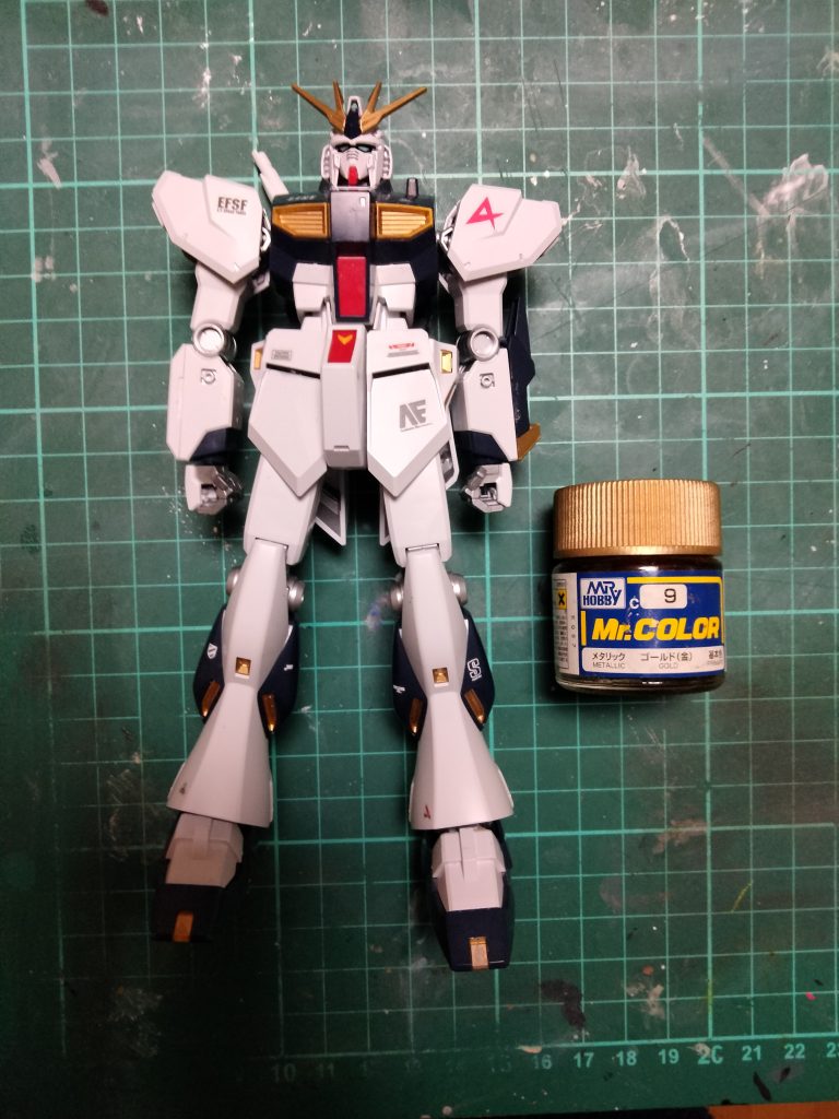 黄色の部分をゴールドで塗りました。