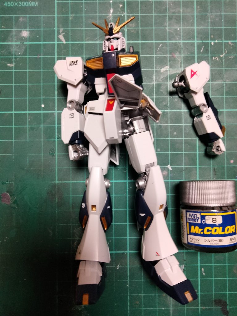 関節等はシルバーで塗りました。