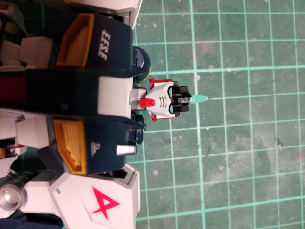 ツインアイの周りはつや消しブラックで塗りました。