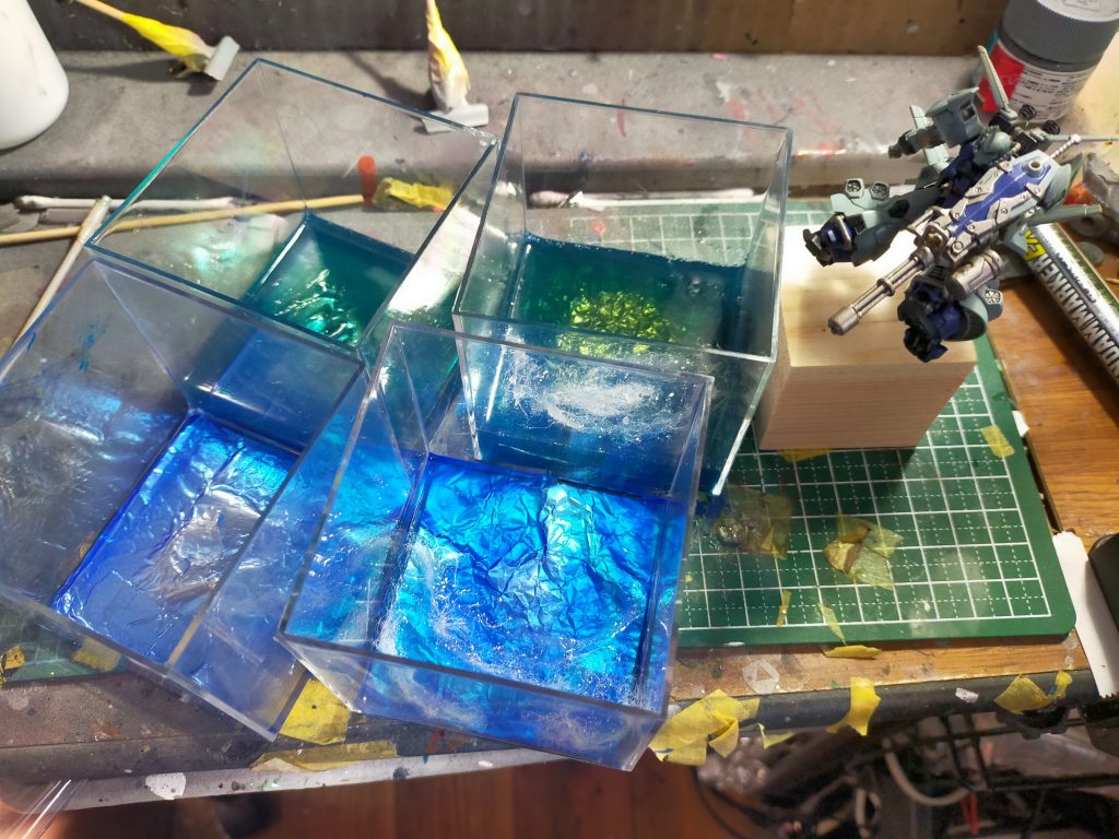 いろいろ試して4回目にして満足できるものが作れました。上の2つは古いタミヤの透明エポキシ樹脂の残っていたものを使用したら黄色に変色してしまいました。アニメはジャングルの川だったのでいいかなと思いながらあまりに汚くてやめました。ただ、この100均レジンはドブの臭いがするのでそこはリアルです。