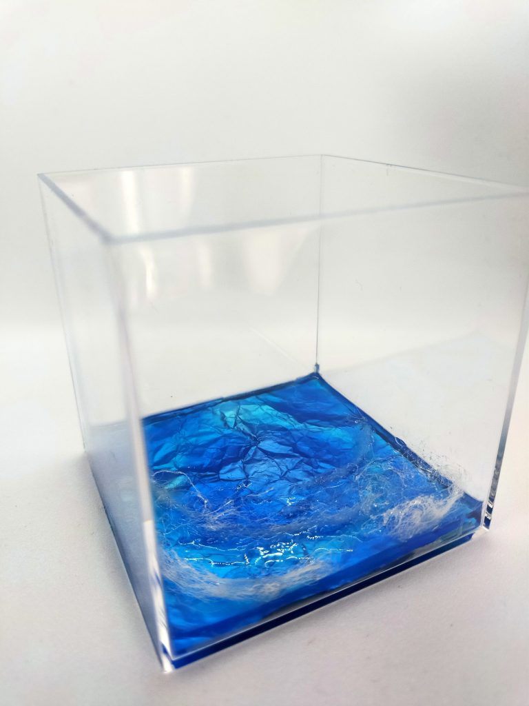 水の表現は下にくしゃくしゃにしたアルミホイルその上に100均のクリアブルーレジンとクリアマリンブルーレジン7本を交互に真ん中から入れて水に表情をつけました綿も100均で購入しクリアレジンで固めました。