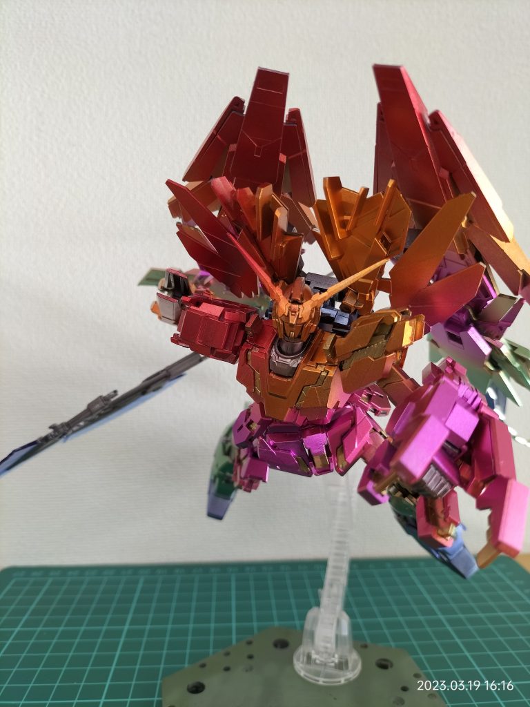 使用したマーカーシャインシルバー 2本 (下地)メッキシルバー (バーニア)ロイヤルメタレッドメタリックオレンジイエローゴールドガンダムゴールド(サイコフレーム)メタリックピンクメタリックイエローグリーンガンダムメタバイオレットメタリックダークブルーヘビーガンメタリック(フレーム)です。