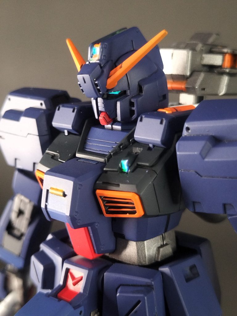 パーツ差し替えで実戦配備カラーのヘイズル改にもなりますまたフェイスパーツは形状を少し変えています