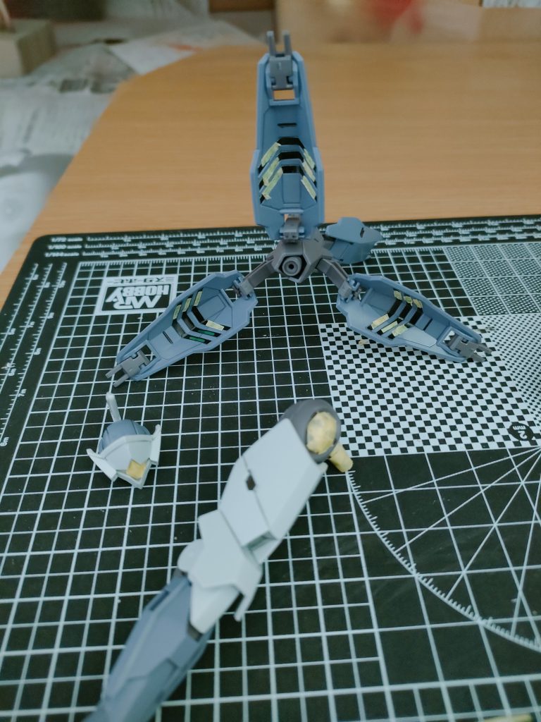 こだわり！って程でもないですが、クリアパーツとビームブレイサーのセンサー？（緑の部分）は艶が消えないようマスキングしました。