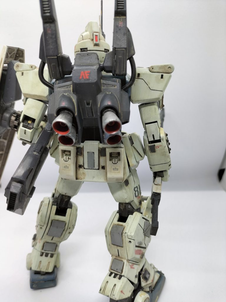 お尻にマーク2のサイドアーマーの一部を貼り付けてライフルをマウント出来るようにしてます。