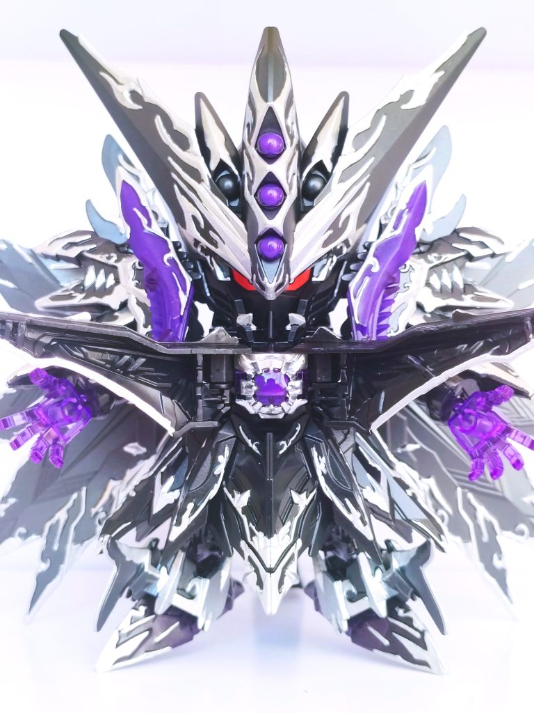 メガポジトロンクラッシュオルタナティブジャスティス付属の胸パーツを黒くしてドミナント専用に。強ボス感マシマシでとても似合う。中央のクリスタル部はレジンで少し盛りました。