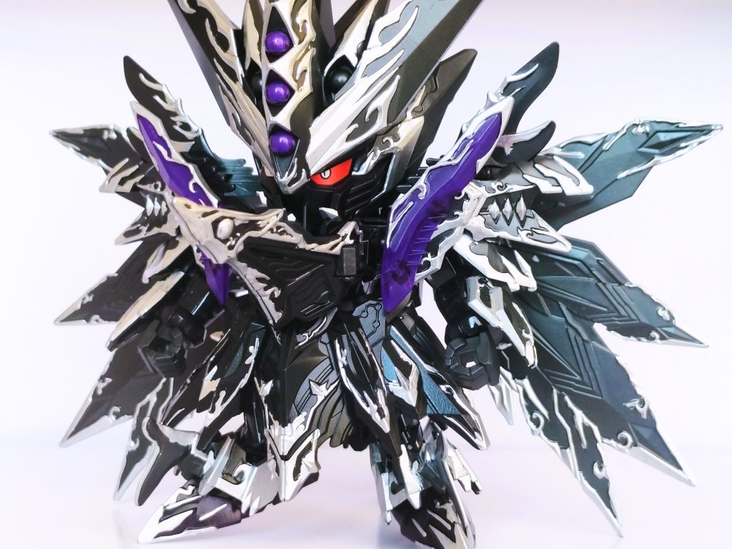 全身のシルバーの装飾を塗装クリアパープルの裏からソリッドパープル足首と腰裏のクリアパープルは黒で上書き半ツヤでトップコートあとは胸パーツをオルタナティブジャスティスから持ってきて黒くして使用したり顔の牙のような装飾を尖らせたり羽根の上下を入れ替えてスペリオルストライクとシルエットに差を出そうとしたりしてます