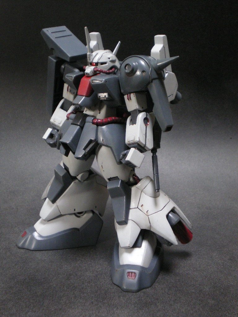 目立ちませんが肩関節を上げました。ジャンクからザクⅢ改のパーツも使ってます。